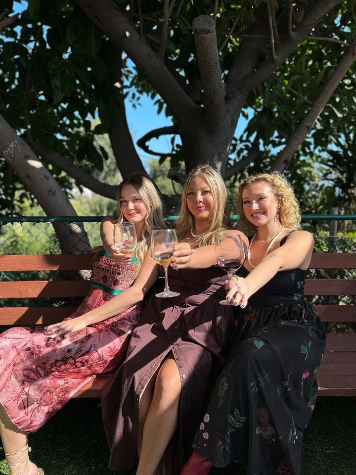 Every empty bottle is filled with a great story! 
Let’s make a good story together!

📸 @r8chellill