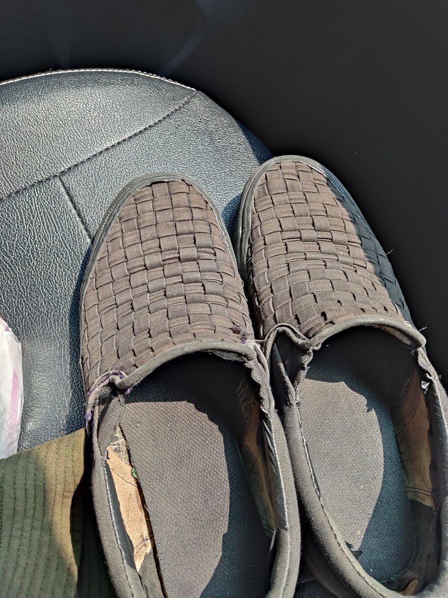 akhlanhadi's tweet photo. @efenerr pake sepatu "Bibi Jahat"  buatan paman Samier yang jargonya dianyam bukan diSablon 🔥🔥🔥 https://t.co/jhJeiuxa75