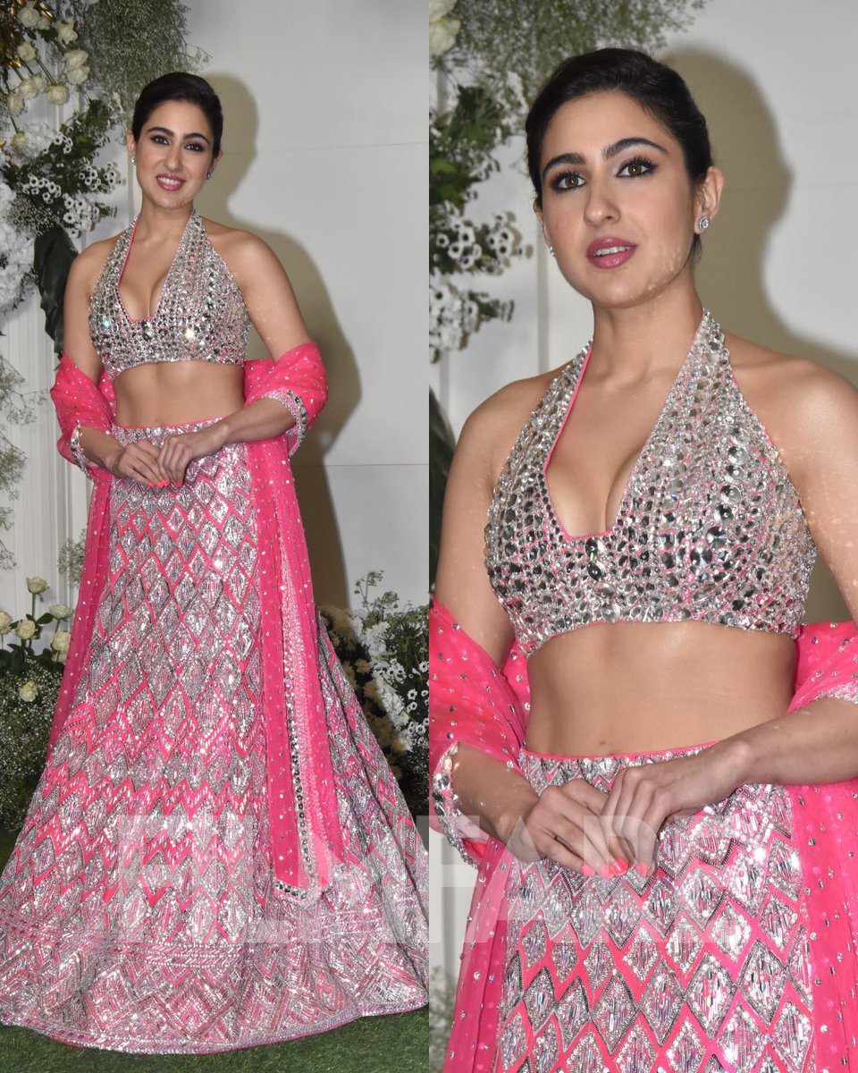filmfare's tweet photo. #SaraAliKhan glowed as she attended #ManishMalhotra’s Diwali party last night. 💗 https://t.co/h0pTCq0mg4