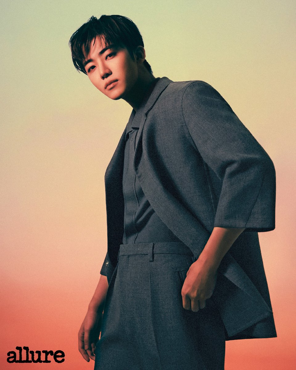 A virtuoso of the crimson glow, his mere gaze and modeling prowess radiate an undeniable allure.