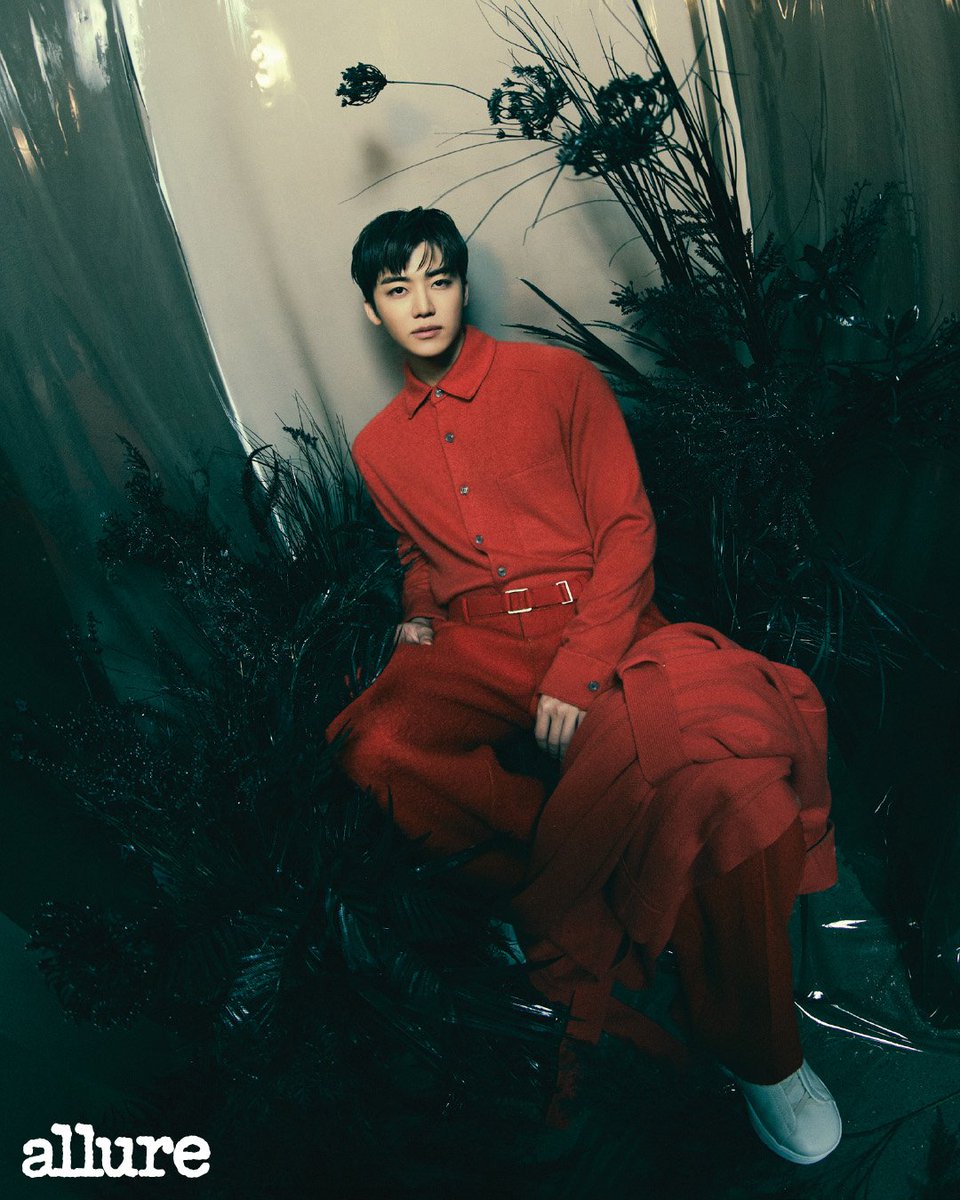 His scarlet attire reveals the courage pulsating within the soul of a dashing model, as each glance he casts carries a deliberate message, a narrative he carefully weaves through every gaze.