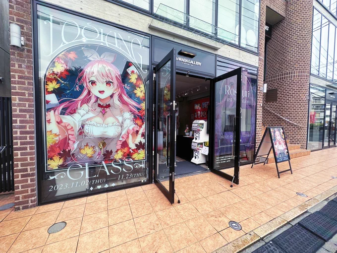 Visited  `s art exhibit #LookingGlass!! It was so lovely to see her art displayed in the gallery  