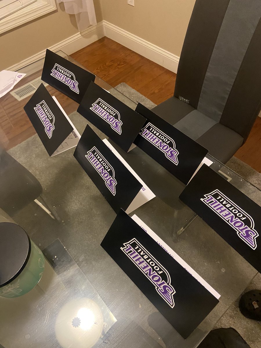 hebert_jaylon's tweet image. Thank you @StonehillFB for the Written letters beyond Blessed for this opportunity. ready to get to work ! 💜🖤 #Goskyhawks #DIG #DBnation