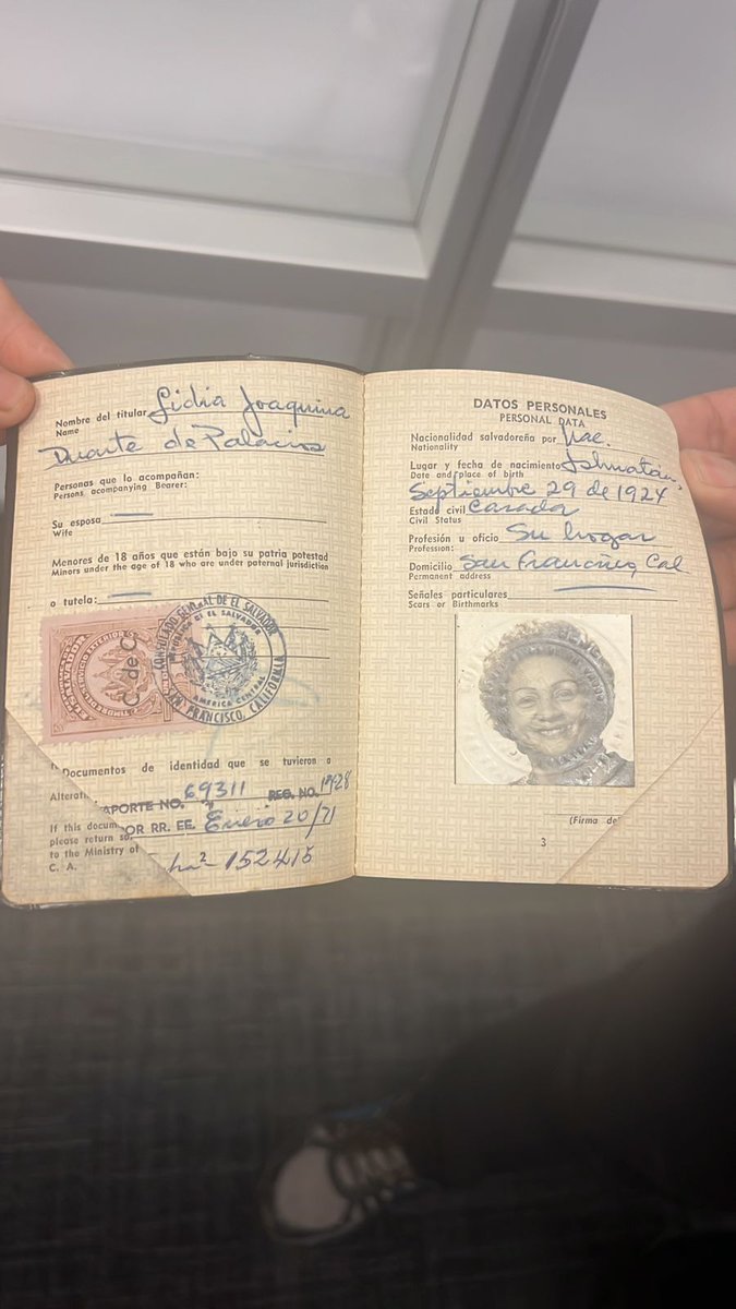 PorfirioChica's tweet photo. Doña Lidia de Palacios, con 100 años de edad dando el ejemplo.

#PorPrimeraVez,

Es increíble, https://t.co/mOVWZxrgZR