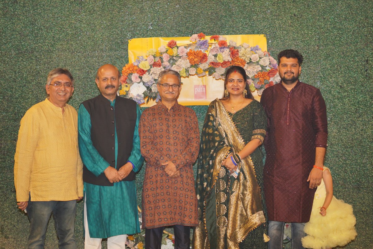 PathInfotechLtd's tweet photo. #PathInfotech's pre-Diwali celebration was a splendid fusion of tradition and togetherness, with everyone in traditional attire, laughter, and endless fun. We honored our amazing #Pathians at the award ceremony, followed by a vibrant dance that got everyone grooving. #Diwali2023 https://t.co/P79TCH2onT