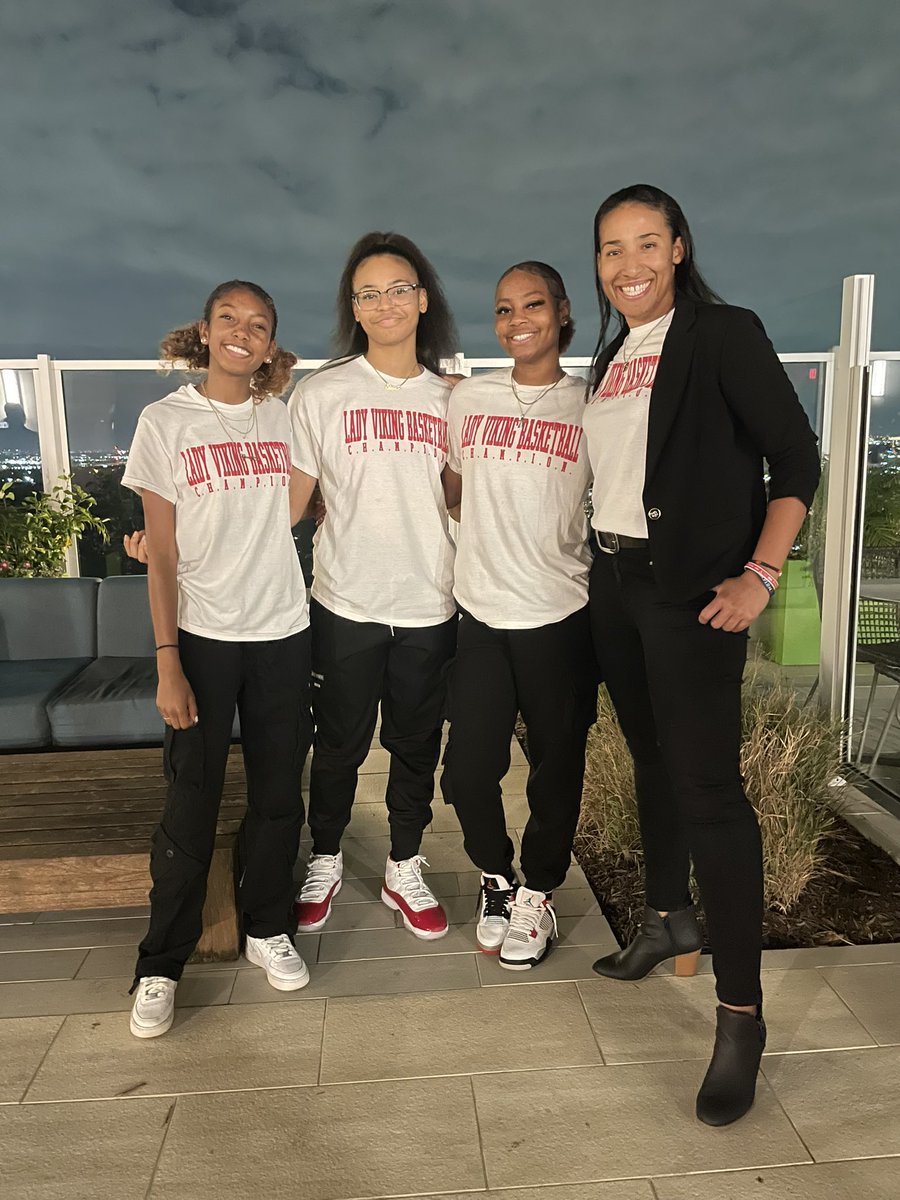 ChristinaJamer4's tweet photo. Had the awesome opportunity to see @lanayamia__ @Nevaeh_k06 &amp; @nevaeh_white12 receive awards for their achievements on the court from the Women’s Basketball Association, which was the start of the WNBA. Proud of you ladies way to represent @DHS_Vikings @FBISDAthletics ❤️🏀💙 https://t.co/aewsZfIocL