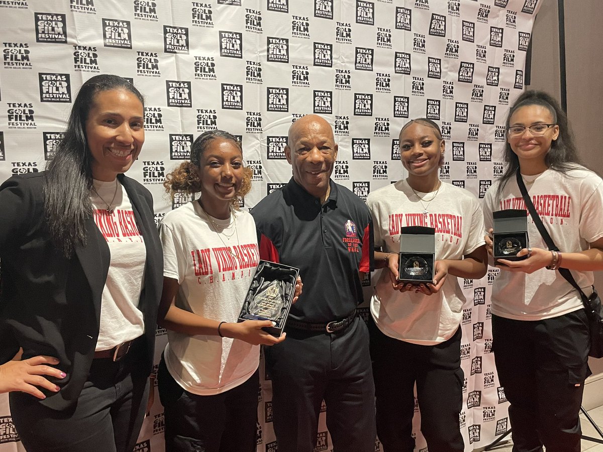 ChristinaJamer4's tweet photo. Had the awesome opportunity to see @lanayamia__ @Nevaeh_k06 &amp; @nevaeh_white12 receive awards for their achievements on the court from the Women’s Basketball Association, which was the start of the WNBA. Proud of you ladies way to represent @DHS_Vikings @FBISDAthletics ❤️🏀💙 https://t.co/aewsZfIocL