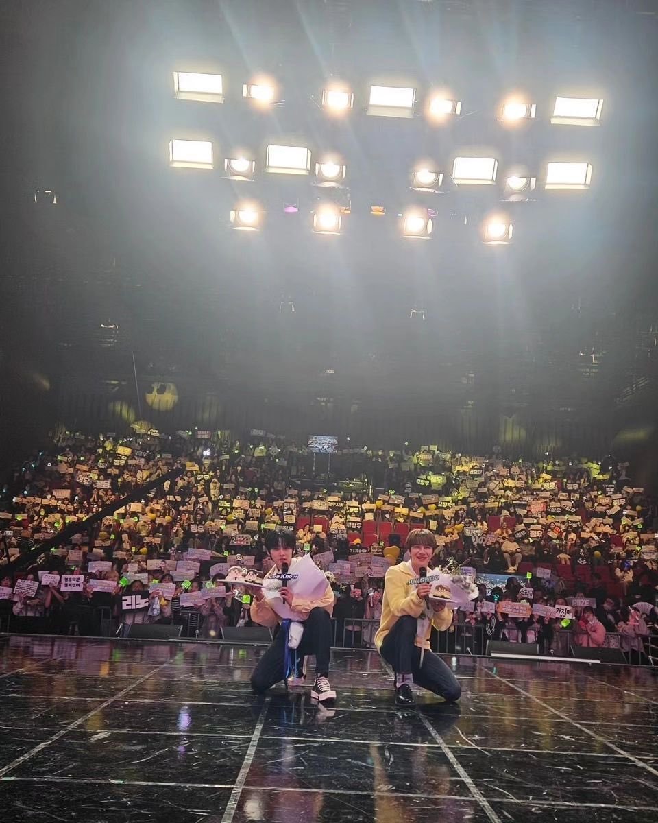 LEEKNOVE's tweet photo. Gratitude extends to all who graced the final day with MC Lee Know and Jungwoo! Your remarkable project necessitated our joint commemoration; hence, we joined in capturing the moment together. https://t.co/l8pMBmXHzO