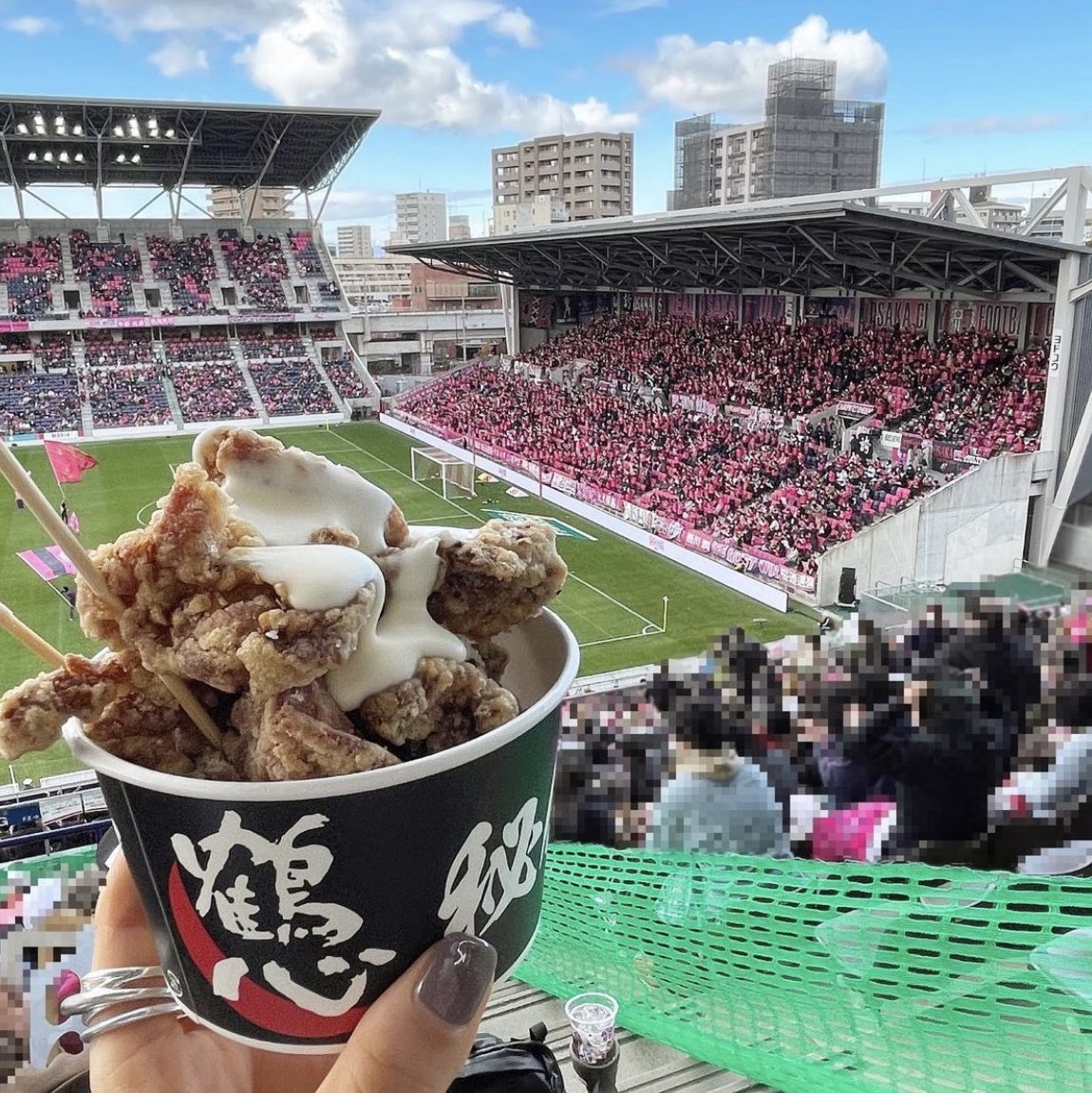 hidennokaraage's tweet photo. 【拡散ご協力よろしくお願いします🙇‍♀️】
毎度‼️鶴心です😃
横浜F・マリノスサポーター様へ✨
今週末11/12(日)はトリコロールランドに出店させていた抱ける事感謝しております🙇‍♀️
よろしくお願いいたします🙇
当店のからあげですが
通常の鶴心カップ（スタジアムでの撮影には映えます😅）か
通称「密輸パック」（スタジアム内のお席までお持ち頂くのに便利です）で販売しております、
⭐️ご注文時にパックご希望のお客様は「密輸の〇〇」とご注文くださいませ🙇‍♀️
尚、お持ち帰り用の袋はお買い求め後の横の机に持ち帰り袋を掛けておりますのでセルフで恐縮ですがご利用くださいませ。
※「密輸パック」の由来
以前セレッソ大阪の試合がヤンマースタジアムで開催されていた頃、当店はホームサポーター様しかご来店いただけないゾーンで営業しておりアウェイサポーター様にホームサポーター様が密輸してくださっておりました、そうです某チーム様スタジアムの有名スタグルさんの商品を渡す呼称を真似させて頂いた格好でございます😅当時はパックにスタンプも押しておりました🙇‍♀️
長文申し訳ありません🙇‍♀️