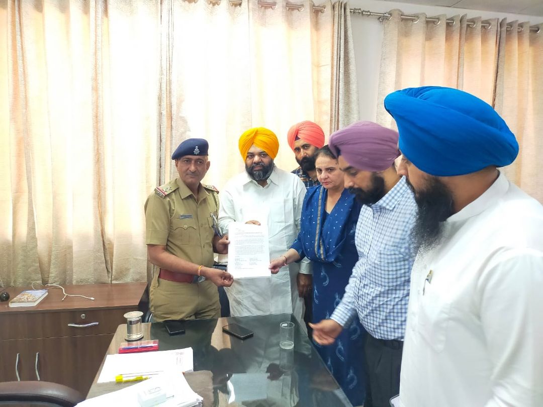 OfficialAmarpal's tweet photo. ਰਾਜਸਥਾਨ ਦੇ ਲੀਡਰ ਸੰਦੀਪ ਦਾਇਮਾ ਵੱਲੋਂ ਆਪਣੇ ਭਾਸ਼ਣ ਦੌਰਾਨ ਸਿੱਖ ਗੁਰਦੁਆਰਿਆਂ ਤੇ ਨਫ਼ਰਤ ਫੈਲਾਉਣ ਵਾਲੀਆਂ ਟਿੱਪਣੀਆਂ ਕਰਨ ਤੇ ਅੱਜ ਸਵੇਰੇ ਚੰਡੀਗੜ੍ਹ 39 ਸੈਕਟਰ ਵਿਖੇ ਦਾਸ ਵੱਲੋਂ ਤੇ ਭਾਜਪਾ ਦੇ ਲੀਡਰਾਂ ਸਮੇਤ ਸ਼ਿਕਾਇਤ ਦਰਜ ਕਰਵਾਈ ਗਈ। 
@BJP4Punjab  @narendramodi https://t.co/eVHUI5p5SD