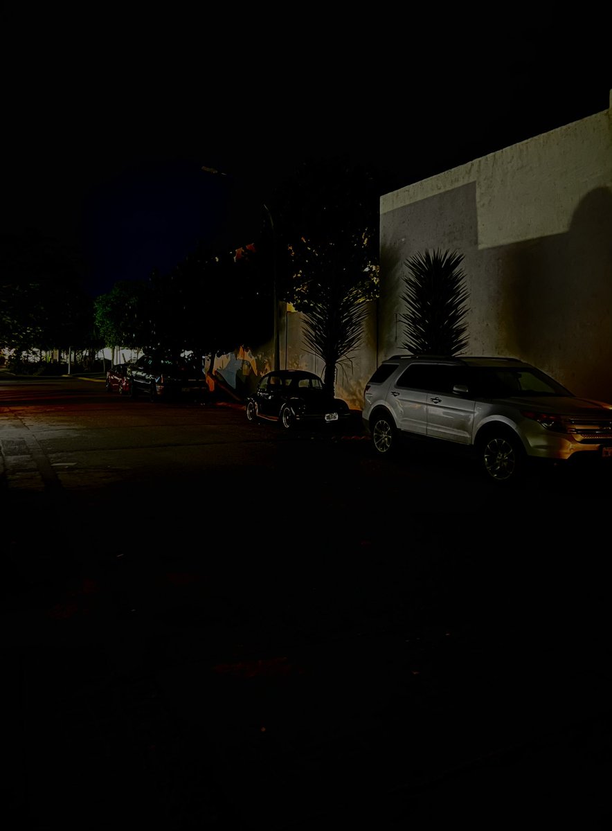 pabIini's tweet photo. @RomanCepeda @MunicipioTRC  Serían tan amables de darnos soporte para restablecer el alumbrado Público de la cerrada Pontevedra en Res. Senderos? Llevamos desde el miércoles 1ro de Noviembre sin luz y no hemos recibido solución por parte de @CFEmx. https://t.co/2Ek91r364V