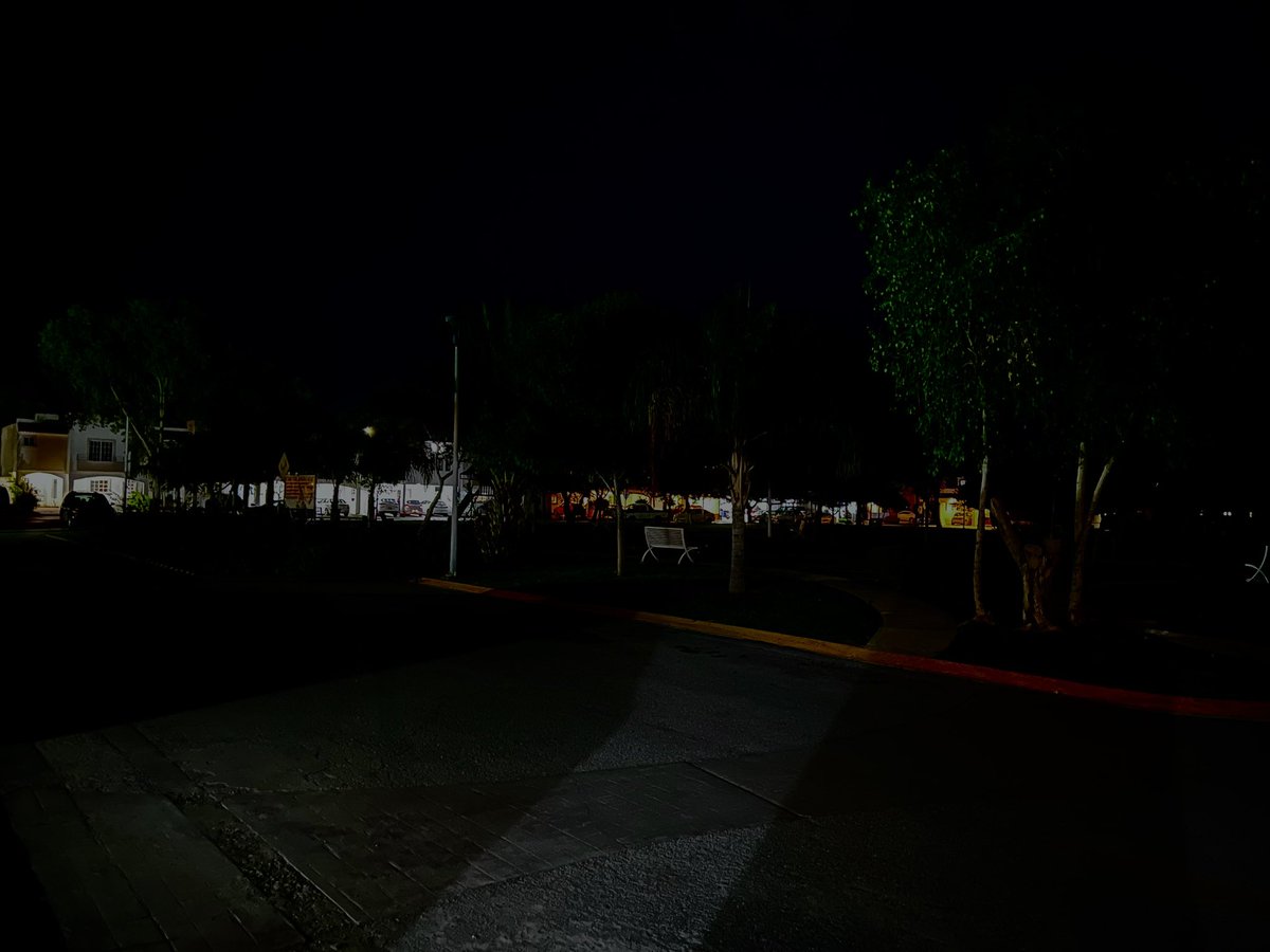 pabIini's tweet photo. @RomanCepeda @MunicipioTRC  Serían tan amables de darnos soporte para restablecer el alumbrado Público de la cerrada Pontevedra en Res. Senderos? Llevamos desde el miércoles 1ro de Noviembre sin luz y no hemos recibido solución por parte de @CFEmx. https://t.co/2Ek91r364V