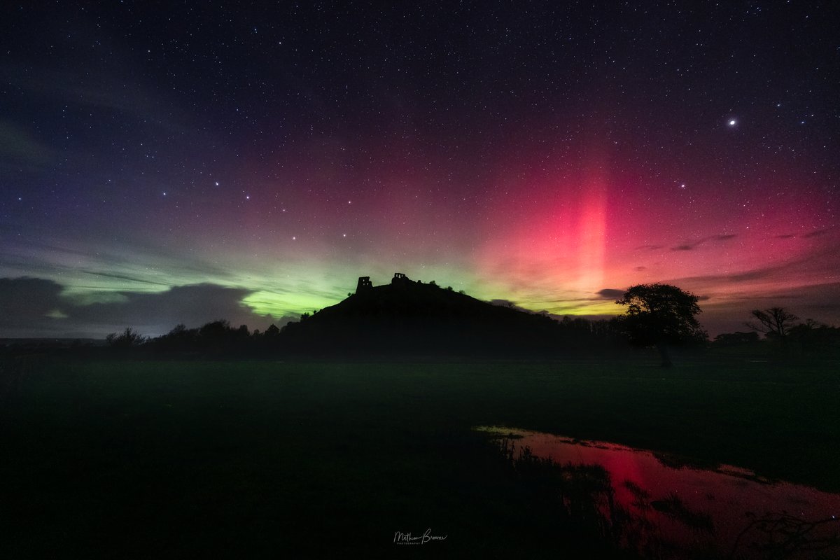 mathewbrowne's tweet photo. On Bonfire Night, Mother Nature provided her own fireworks in the form of a spectacular display of the northern lights. Here's what my camera saw at Dryslwyn Castle in Carmarthenshire

#sharemondays2023 #fsprintmonday #stormhour #auroraborealis #astrophotography #wexmondays https://t.co/OpVCTzjpco