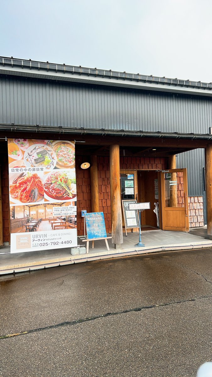 ngt_gourmet1's tweet photo. 魚沼にある『アーヴィン』、倉庫をリノベした開放的な空間で、キッズメニューもあるから子ども連れもok。
オススメはたっぷり野菜が摂れるプレートランチ。
#新潟 #新潟県 #新潟グルメ #魚沼市 #urvin https://t.co/ydtRtYmsD9