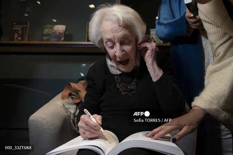AFPespanol's tweet photo. 🇺🇾💯 "Gratitud": así celebró sus 100 años Ida Vitale, la gran poeta uruguaya

https://t.co/7kDdzx5OEQ
✍ @AlinaDieste 
📸 Sofía Torres https://t.co/2dvaFSOyNM