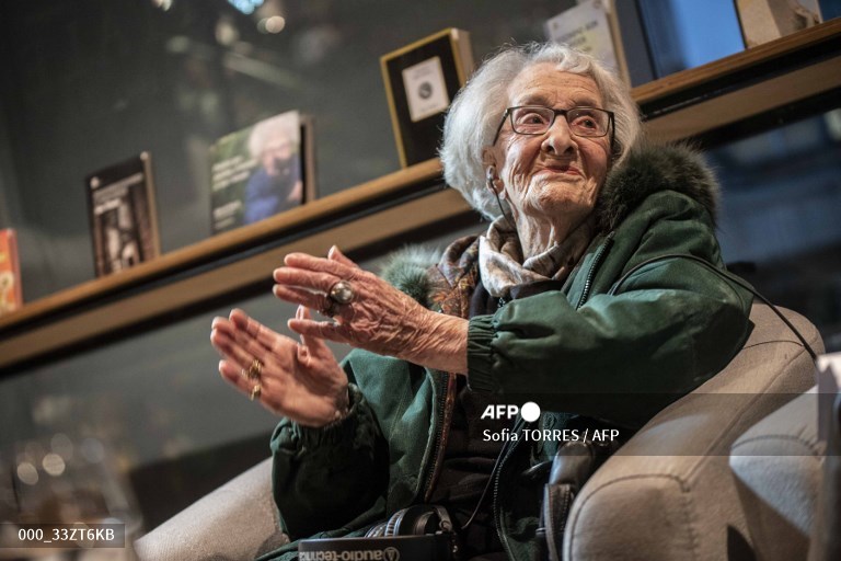 AFPespanol's tweet photo. 🇺🇾💯 "Gratitud": así celebró sus 100 años Ida Vitale, la gran poeta uruguaya

https://t.co/7kDdzx5OEQ
✍ @AlinaDieste 
📸 Sofía Torres https://t.co/2dvaFSOyNM