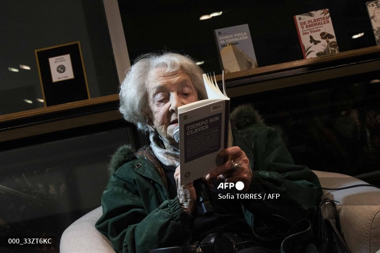 AFPespanol's tweet photo. 🇺🇾💯 "Gratitud": así celebró sus 100 años Ida Vitale, la gran poeta uruguaya

https://t.co/7kDdzx5OEQ
✍ @AlinaDieste 
📸 Sofía Torres https://t.co/2dvaFSOyNM