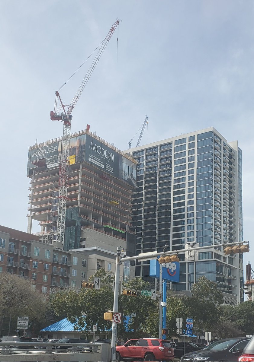 EvilMopacATX's tweet photo. An old IHOP with two high rise condos and a bunch of huge cranes right behind it is some real 2023 Austin shit https://t.co/HYArhtmqDE