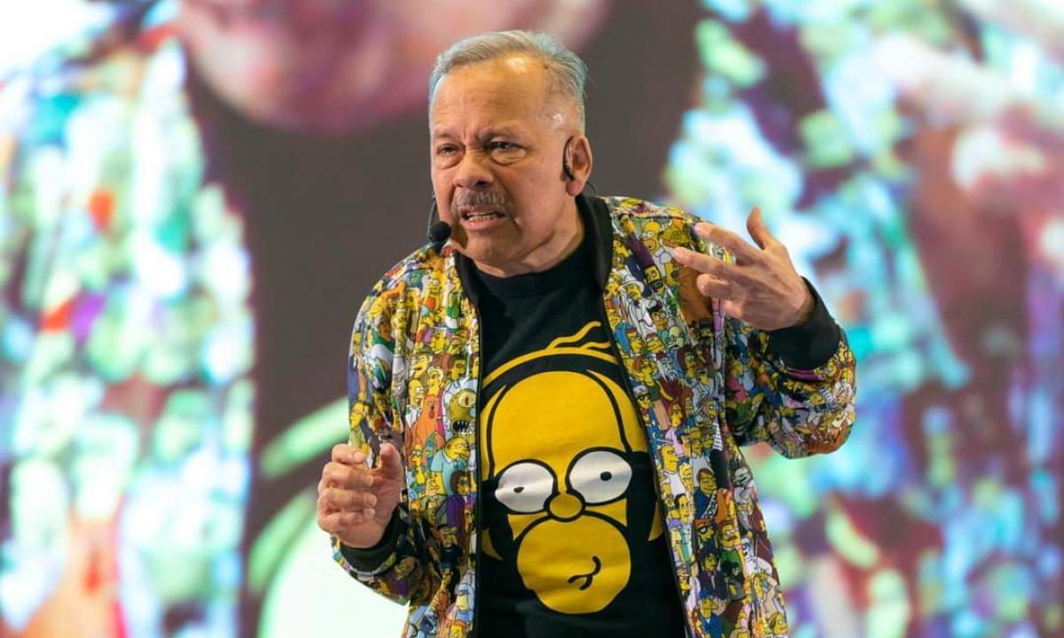 ELTIEMPO's tweet photo. Humberto Vélez, la inolvidable voz de Homero Simpson, viene a la Cómic Con Colombia https://t.co/ajP712Qq5o https://t.co/dOgYPJLNK6