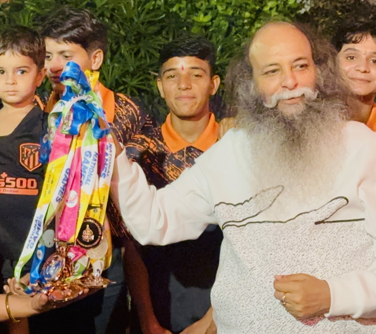 amu_pal's tweet photo. आँखें हुई नम,
बेटियों ने मेडलों को जब मुझे सौंपा ….हाँ ख़ुशी के हैं यह आँसू ….
हरियाणा महिला फुटबॉल टीम के विजेता 🥇 के साथ आपका अपना सूरज पाल सिंह अम्मू
#Nationalgamesgoa
#NationalGames 
#AIFF #IOA #Hoaofficial #Karnisena #Surajpalamu https://t.co/1L3G3EEawB