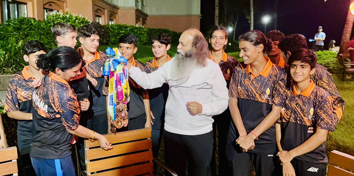 amu_pal's tweet photo. आँखें हुई नम,
बेटियों ने मेडलों को जब मुझे सौंपा ….हाँ ख़ुशी के हैं यह आँसू ….
हरियाणा महिला फुटबॉल टीम के विजेता 🥇 के साथ आपका अपना सूरज पाल सिंह अम्मू
#Nationalgamesgoa
#NationalGames 
#AIFF #IOA #Hoaofficial #Karnisena #Surajpalamu https://t.co/1L3G3EEawB