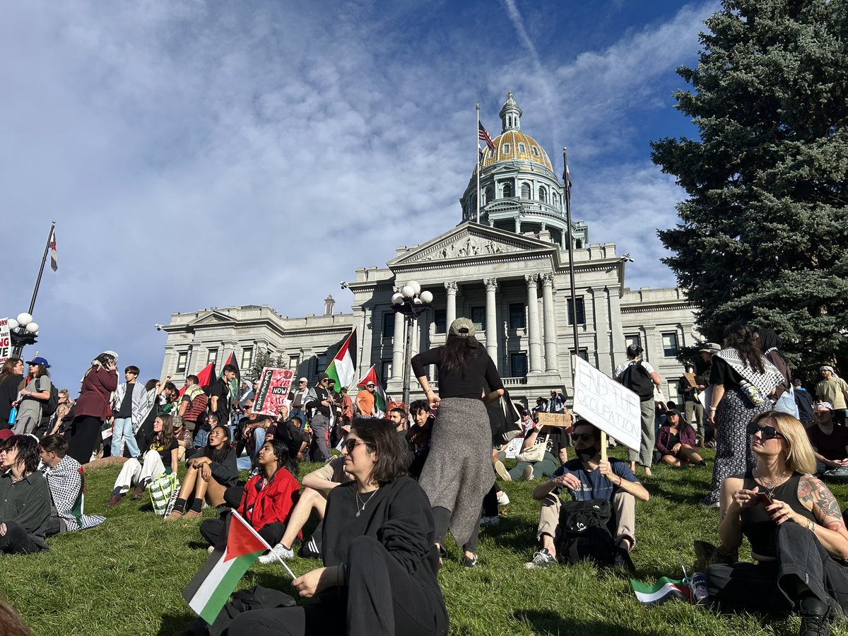 swtsitcom's tweet photo. I never use this account anymore but since no one on my other socials care wanted to come on here and say I attended a protest in Denver today for Palestine 🇵🇸 #FreePalaestine #CeasefireForGazaNOW https://t.co/dqQ5rJk7gy