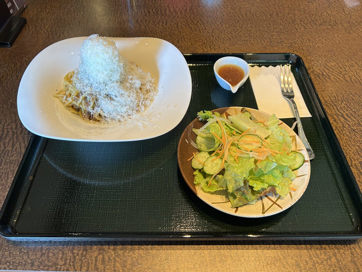 yossykitchen's tweet photo. 下部温泉ボロネーゼ@身延町

富士山チーズ ボロネーゼ
Mサイズ
きまぐれサラダ

下部ホテル内。
削られたチーズが山のように盛られています。ボロネーゼは牛肉が結構入っており、お得感があります。
ごちそうさまでした。 https://t.co/MFL4JDLOfu