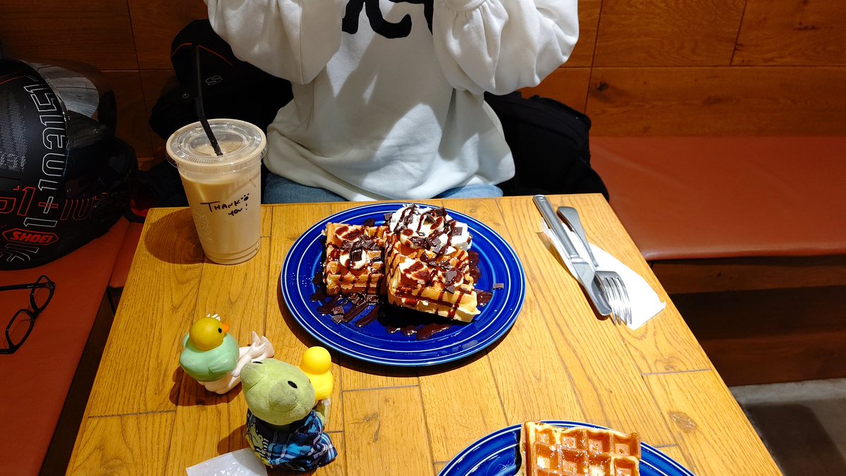 U119740725's tweet photo. Bstandでお友達のHちゃんとと合流☆ 少食なのでプレーンワッフルにマンゴードリンク久々の再会に楽しくバイク話等をしていました🎵 わざわざ時間作って会ってくれるなんて本当にありがたいな🎵 #Bstand #ライダースカフェ #ワッフル #プレーン #大阪 #お友達 #バイク友達 #少食炸裂 #持つべきものは友 https://t.co/FveBu1Tv9f