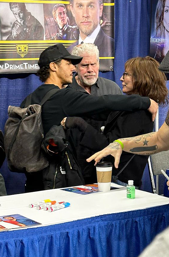 kateythings's tweet photo. Katey Sagal, Ron Perlman, Theo Rossi reunion last weekend omggg (via IG: @/motueriic). https://t.co/RbUZUS6MGp