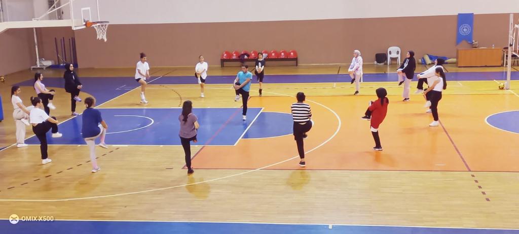 OrduKYGM's tweet photo. 📍 Fatsa Yurt Müdürlüğü 

Fatsa Yurdu kız voleybol takımımızın antrenörleri Ümit Güneş ile antrenmanları gerçekleşmiştir. 🏐

@gencliksporbak 
@OA_BAK https://t.co/zTNNR6NsNz