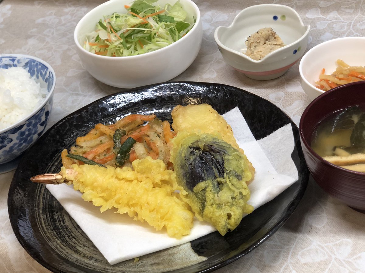 食堂の夕食の様子です！
建設現場の方々が明日も頑張れる様にスタミナ料理などが出ます！もちろんご飯は盛り放題です〜！