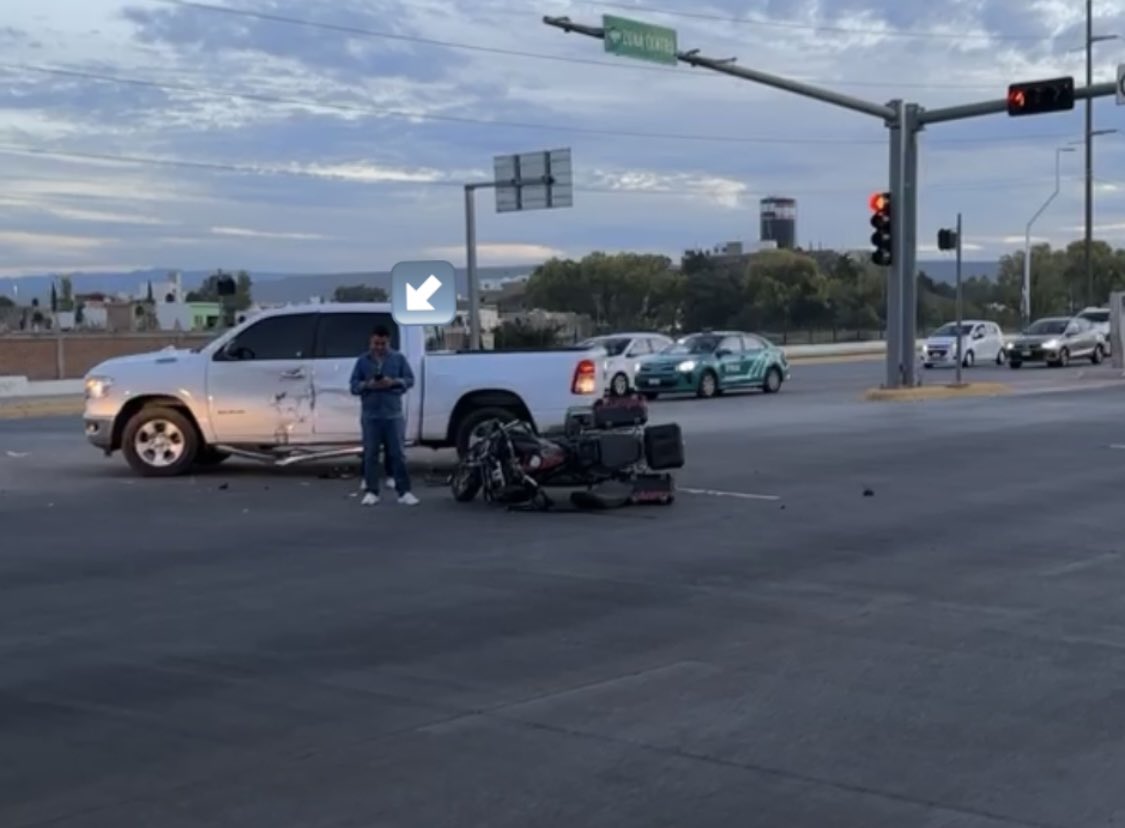 Nezahualcollotl's tweet photo. Policías d la @dmspdgo dejaron q el responsable del accidente en Blvd Guadiana se diera a la fuga.El conductor se acerca a motociclista a verificar q había muerto, luego llega joven pantalón y gorra negra, hacen unas llamadas y se lleva al responsable.Todo frente a los polis dmsp https://t.co/FMqQCWVpvz