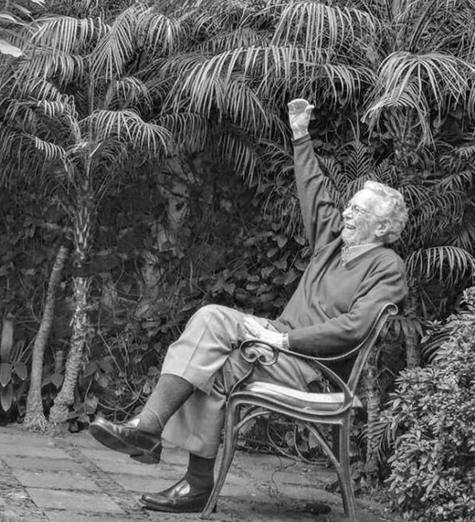 sociolobot's tweet photo. ENRIQUE DUSSEL (1934-2023)

Contra la ontología clásica del centro se levanta una filosofía de la liberación de la periferia, de los oprimidos, la sombra que la luz del ser no ha podido iluminar. https://t.co/3TWizCOTSg
