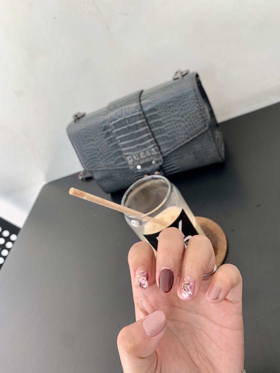 chusnulaim's tweet photo. @ohmybeautybank Merah dan silver paling cakep deh🥺🫵🏻 kalau nail art itu2 aja warnanya wkwkw https://t.co/8Q1gIcLecs
