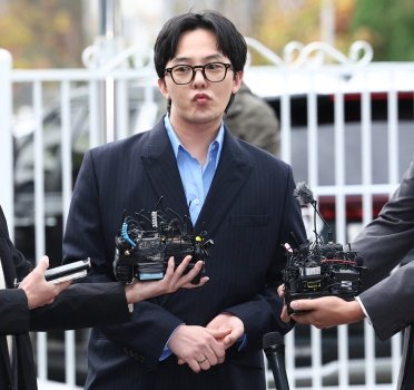 8KLIFE's tweet photo. G-Dragon while answering media questioned said "rather then talking too much I'll get investigated and comeback"

He's basically telling media shut up lol https://t.co/AtEKI3kgD0