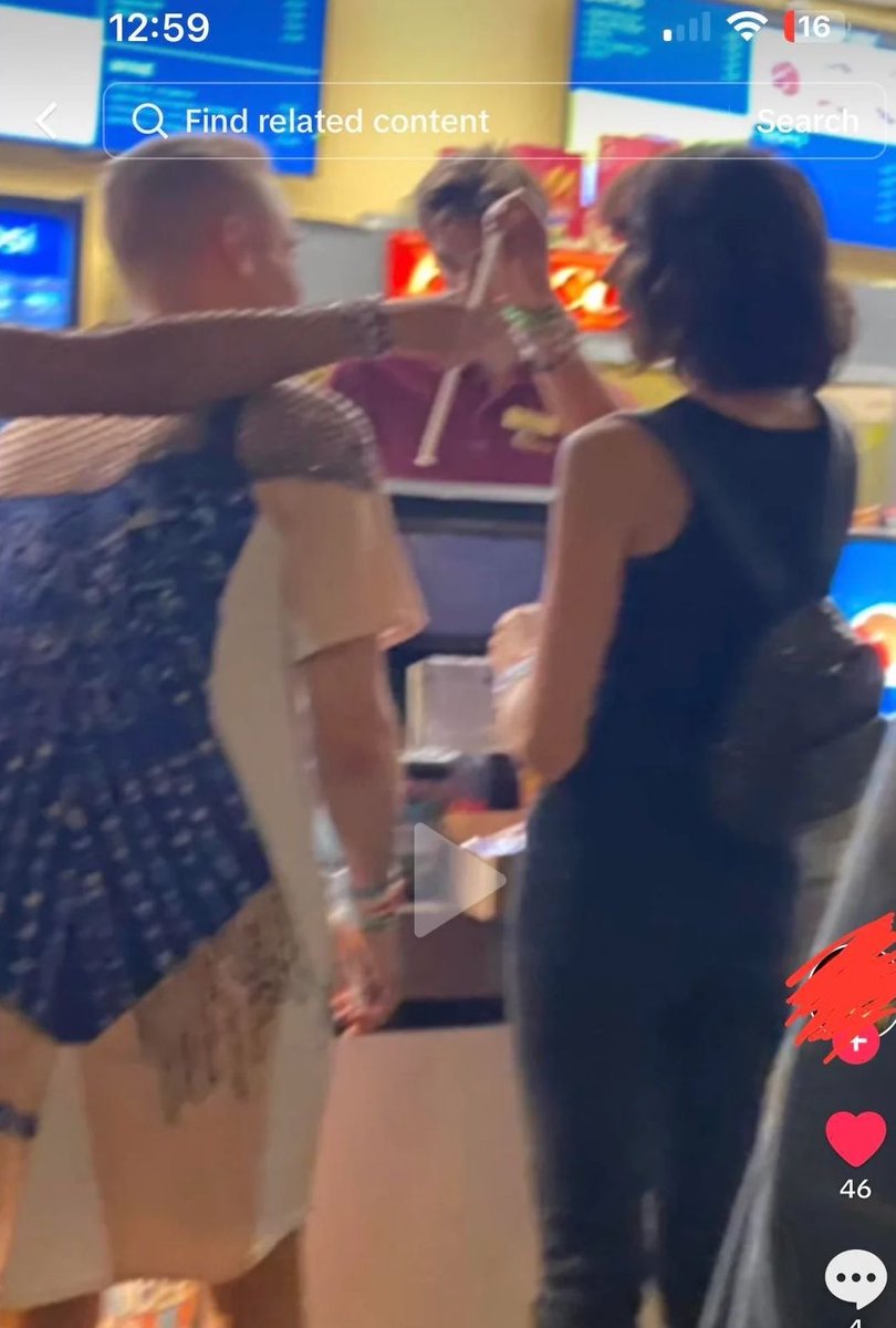 colleenfiles's tweet photo. colleen ballinger(?) at an eras tour screening https://t.co/u0PguOKapU