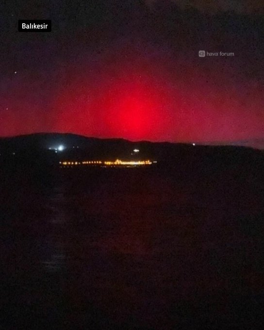 astronomystery's tweet photo. Van, Samsun, İstanbul 'da aurora borealis (kuzey ışıkları) g��rüldü. Gözleyebilenler çok şanslı. 

Auroralar ile ilgili yazıma profil sayfamdan ulaşabilirsiniz. https://t.co/msvbcULJFG