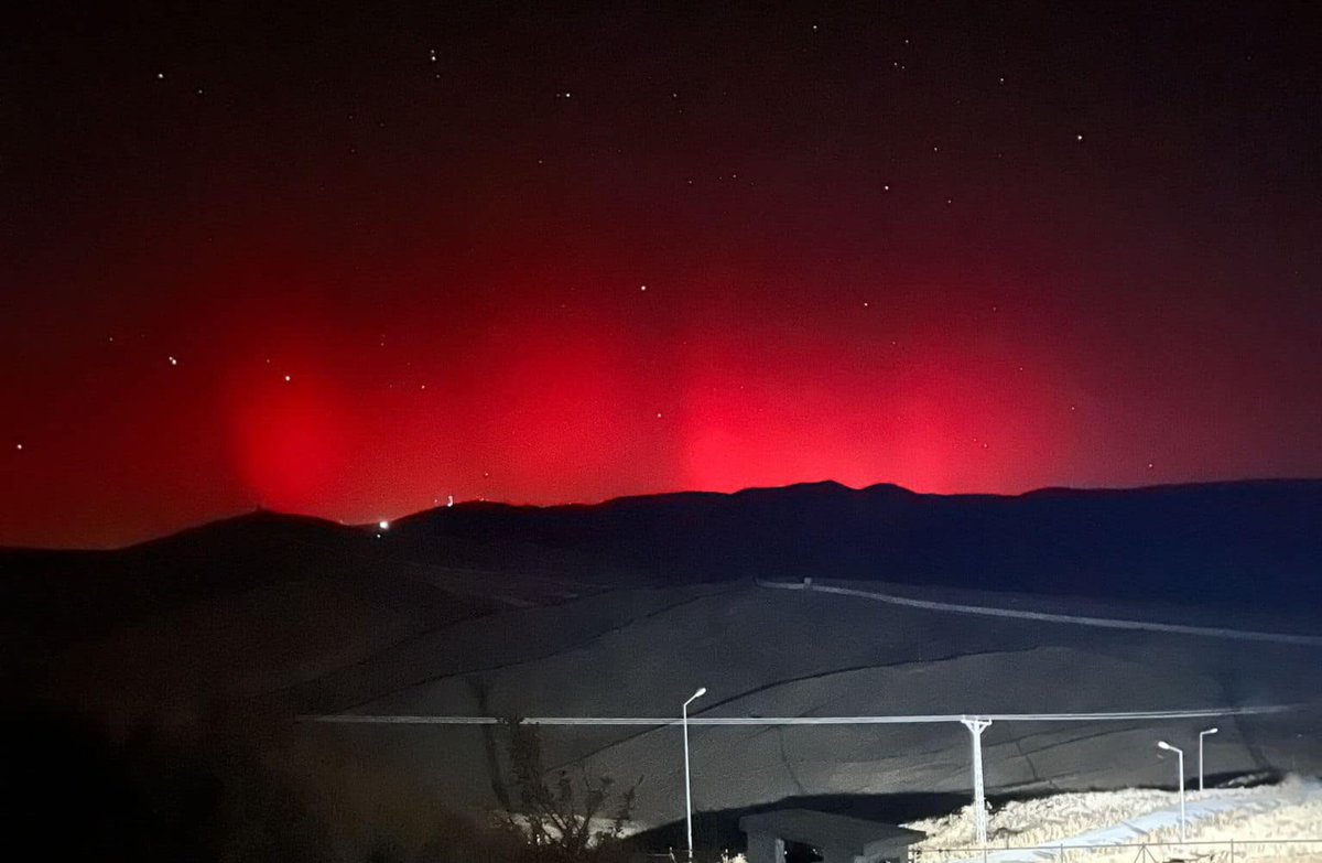 astronomystery's tweet photo. Van, Samsun, İstanbul 'da aurora borealis (kuzey ışıkları) g��rüldü. Gözleyebilenler çok şanslı. 

Auroralar ile ilgili yazıma profil sayfamdan ulaşabilirsiniz. https://t.co/msvbcULJFG