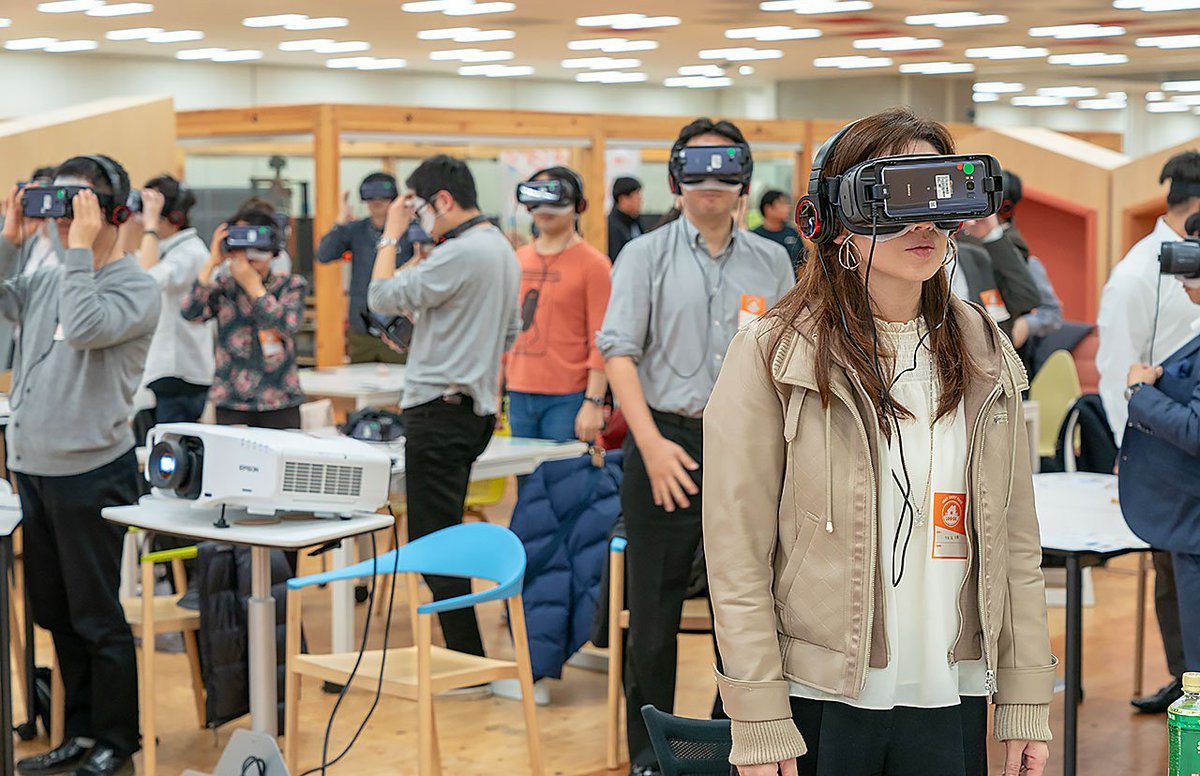 【#認知症 を #VR で体験する】
fq.yahoo.co.jp/agenomics/4.ht…

株式会社 #シルバーウッド では、バーチャルリアリティ事業「#VR認知症 プロジェクト」を進めています。
過去FQのイベントでは、認知症になった状況を疑似体験できるVRコンテンツに挑戦しました。
なんだか不思議な光景ですよね。 #介護