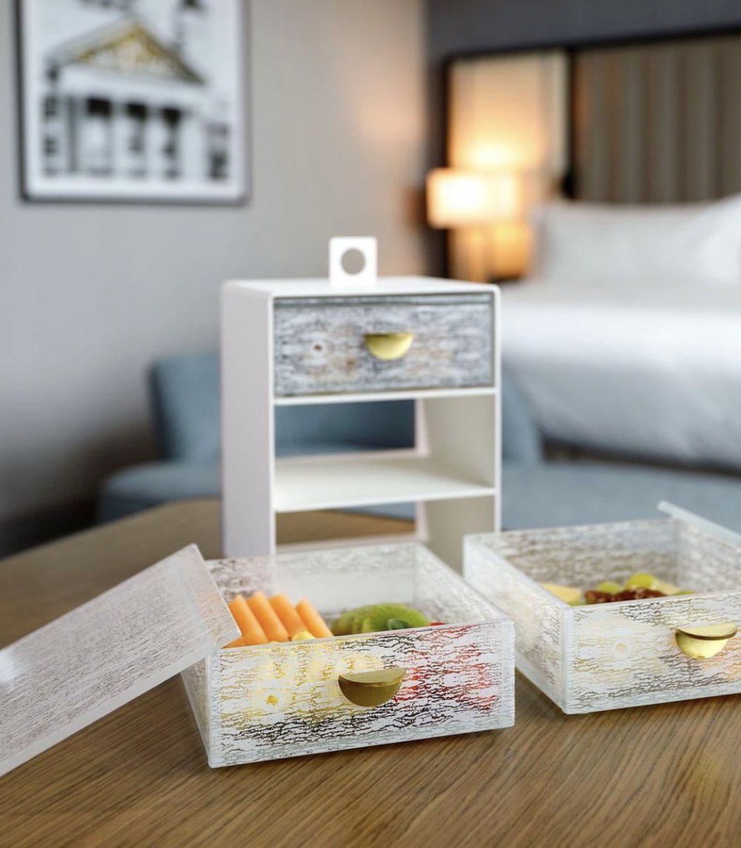 RestofairRAK's tweet image. Glass Japanese Bento boxes, containing three removable food compartments are the ideal way to serve food!
.
.
.
#glasstableware #luxurydesign #foodpresentation #restofair #restofairrak #hospitality #horeca #tableware 
 
@MyGlassStudio
