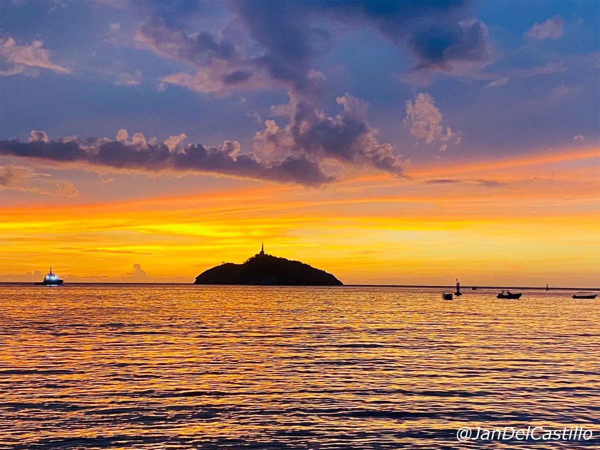 Atardecer en la Bahía de Santa Marta, domingo 05NOV23