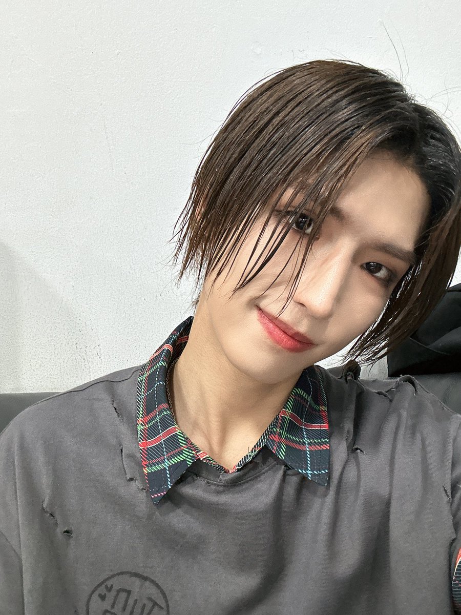 마음이 웃어 기쁜 날 천사가 내려와주네요.
앞으로 나갈 수 있게 등 떠밀어 당겨주고 더욱 가까워지는 사이를 느낍니다.
하늘 높이 들어 흔드는 손과 예쁘게 흘러내리는 빛나는 눈물은 앞길을 더 밝혀주겠죠.
감사합니다.

#XdinaryHeroes #엑스디너리히어로즈 #엑디즈 #Brake_the_Brake #빌런즈