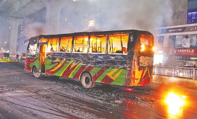 বিএনপির অবরোধ: সারা দেশে ১৯ যানবাহনে আগুন-ভাঙচুর