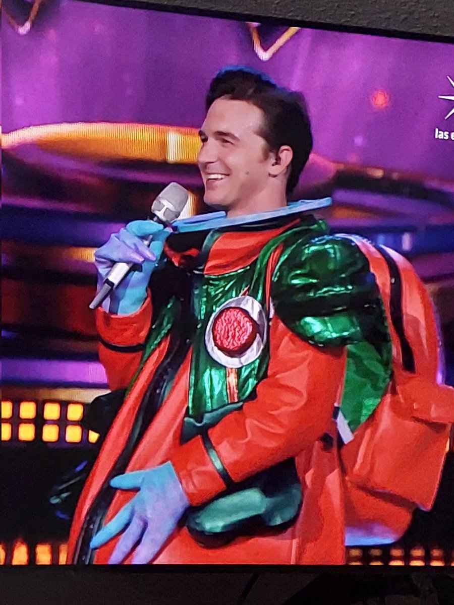 Victor_Guti15's tweet photo. VIEJO NO TE TOCABA 😢 #bebealien #quieneslamascara #Bebealiens #drakebell https://t.co/Se1skp9qsK