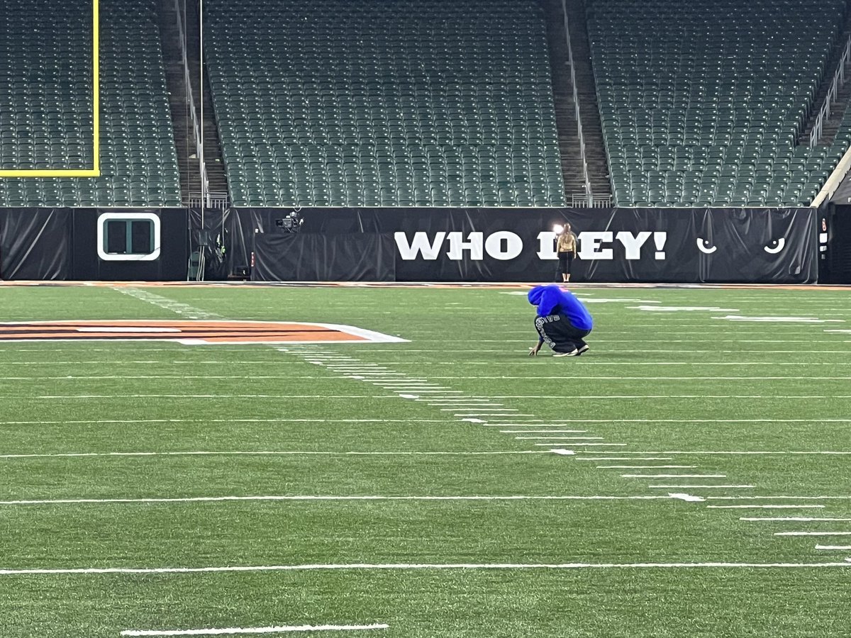 Matt_Bove's tweet photo. Just walked back on the field. Damar Hamlin is the only one out here. Standing at the spot where he went into cardiac arrest earlier this season. Then went and said a prayer @WKBW https://t.co/ndGKjZP2TQ