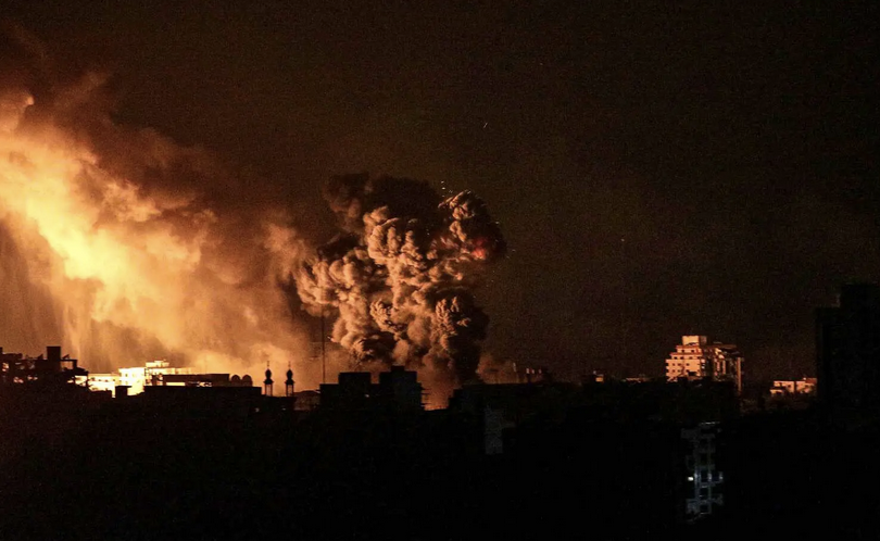 Hilo del día 31 de guerra en #Gaza 

1- #Israel castiga los campos de refugiados en una Franja con 1,5 millones de desplazados internos

#Gaza sufre el tercer corte total de comunicaciones 

Vía <a href="/elcorreo_com/">El Correo</a> 
Foto <a href="/EPA_Images/">EPA Images</a> 

elcorreo.com/internacional/…