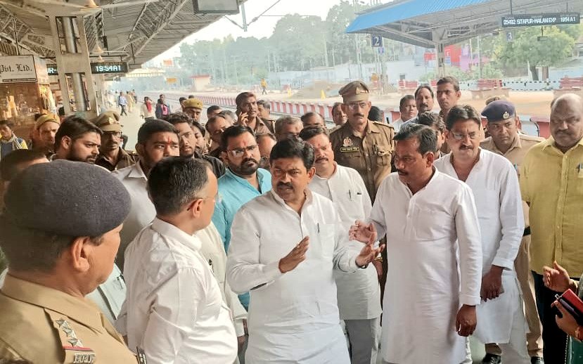 लखीमपुर खीरी में नवीनीकरण हेतु निर्माणाधीन रेलवे स्टेशन का निरीक्षण