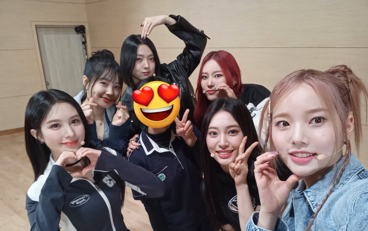 2zl0123's tweet image. 와 내가.. 위클리랑 셀카를 찍었다고..?? 
와 폰케이스 절대 안 씼어..♡ 언니들 진짜 사랑해요오❣ 절대 결혼해❣❣ #위클리
#런투유_위클리