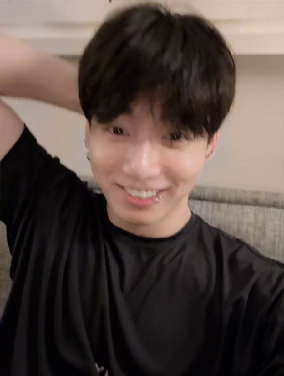 jjkgaIlery's tweet image. LOOK AT HIM????