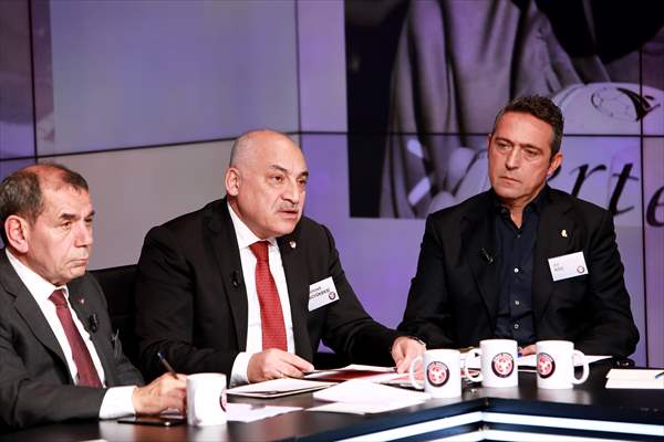 sporx's tweet photo. 💥💥TFF'nin Ali Koç ve Dursun Özbek'e aynı anda randevu vermesi üzerine toplantıda iki kulüp başkanı da sert tepki gösterdi. [Sözcü / Bahadır Çokişler]
Ali Koç: Bu yakışık almayan bir durum. Her kulübün kendine göre konuşacakları olabilir.
Dursun Özbek: (Destek vererek) Bu doğru bir davranış değil. Bizim farklı problemlerimiz olabilir. Sizin amir vasfınız var. Biz buraya gelirken farklı bir konuyla ilgili geldik böyle bir toplantı olduğundan haberimiz yok.
Ali Koç: (Kızgın şekilde) Bizim de haberimiz yoktu. Dursun Başkanı olduğu gibi beni de rahatsız etti bu durum…
Dursun Özbek: Açıklamanızın muhatabı kimdir? Camiamız Galatasaray'ı kastettiğinizi düşünüyor.
Ali Koç: Bu açıklamayı neden yaptığınızı anlamadık. Futbol paydaşları tanımı ne demektir?
Mehmet Büyükekşi: Bazı eski hakemlerin açıklamaları üzerine bunu yaptık.
Dursun Özbek: O zaman o şekilde yazınız…
Mehmet Büyükekşi: Öyle diyorsunuz ama Erden bey bir televizyon programında konuştu. Ali bey başka çıktı konuştu…
Erden Timur: (Araya girerek) Biz Lale Orta'nın VAR odasından telefonla çektiği görüntüyü Ali beye atıp atmadığını, bunu da 14 hakemin bulunduğu ortamda anlatıp anlatmadığını soruyoruz. Bu gerçek mi değil mi? Hakemlerin isimleri de sizde mevcut. İsimlerin üzerine gidiyor musunuz?
Ali Koç: Türk futbolunda bunu da yaşadık! Konunun üzerine gidiliyor mu?
Mehmet Büyükekşi: Etik Kurulu'na havale ettim, oradan çıkacak raporu bekliyorum.
Dursun Özbek: Etik Kurulu'na göndereceğinize çağırın hakemleri ve Lale Orta'yı, gözlerinin içine bakarak sorun.
Ali Koç: Dursun Bey'e katılıyorum. Ben böyle bir görüntü almadım. Bunun neticelendirilmesi şaibeyi ortadan kaldırır.
Mehmet Büyükekşi: Benim yapabileceğim bu. Anlaşılan aranızdaki itilafları çözemiyorsunuz.